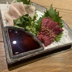 焼き鳥と馬刺し 紅はち - 馬刺し紅白盛り