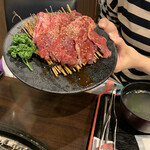 Yakiniku Sakaba Gyudo Ikebukuro Nishiguchi Ten - 奥さんが頼んだお肉！！
                      カルビとハラミ