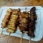 鳥喜 - (左から)ぼんぼち、ひな皮、豚しろ、鳥レバー