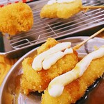 串カツ田中 - 牛ごぼう 豚しそ 鶏手羽 エビ ホタテ キス もち はんぺん アスパラ 串カツ牛 定番レモンサワー399円 田中の素サワー399円 定番レモンサワー半額で200円 お通しのキャベツ250円