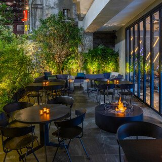 在开放的露台座位上享受聚会或女子会！可为15-25位客人提供包场服务。