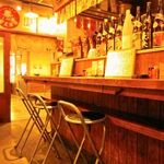 日本再生酒場 - カウンターで店のスタッフと話しながら飲むのも楽しい。レトロな雰囲気の店内も落ち着く。