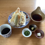 Yuzuri - 【冷荞麦面和天妇罗 1,080日元】天妇罗先上桌了。