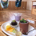 Craft Cafe Big Forest - クラフトカフェ ビックフォレストの2階のハンモックと足湯のある個室 2020.11.7撮影