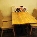 麺や 鳥の鶏次 - 店内（テーブル席）