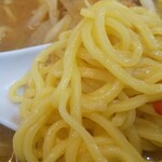 にんたまラーメン - 麺はツルツルモチモチシコシコ。擬音が並びます！