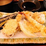 海鮮居酒屋 天ぷら番長 - 令和2年12月
            ランチタイム
            番長定食
            海老＋かしわ＋キス＋野菜3種 880円