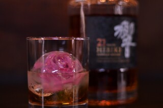 오토나노 카쿠레가 시치린스미비 레스토랑 바 AVANTI - 예외적으로 시마즈 사츠마 유리와 아리타 도자기 소주잔을 제외하고, 매장 내에는 약 100개의 바카랏 유리잔을 준비하고 있습니다.