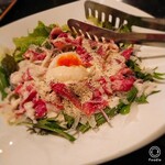 下西川町酒場 はね黒 - 温玉と香味ハムのシーザーサラダ！
            ハムも美味しい(*^^*)