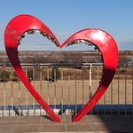 道の駅 かぞわたらせ - 建物の屋上にハートのモニュメント