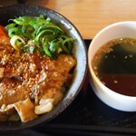 Sasurai no Kantaki Tosu Sakaba - ランチ ホルモン丼  780円