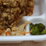 からあげ専門店 加納商店 - 切干大根の煮物、胡瓜の醤油漬け