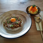 Cafe Kaimen Koya - 和風なキーマカレー、人参サラダもたっぷり