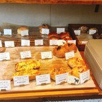 コヤギ ベーカリー - 焼き立てもいくつか