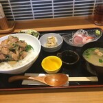 炭火焼酒場スミヲ - 海鮮なめろう丼大盛りとミニお造り