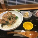 炭火焼酒場スミヲ - 海鮮なめろう丼大盛りとミニお造り