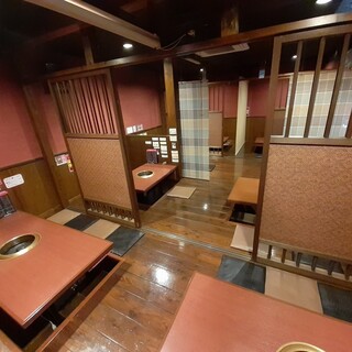 落ち着く店内は広々空間、全席掘り炬燵式、個室もあります。