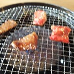 Sasurai no Kantaki Tosu Sakaba - 和牛カルビ  焼きます  熱対流で空気が揺らいでますね   決して ピンボケとか 言わないで下さい