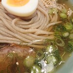 六盛 - ・赤っぽい汁に蕎麦の色の丸い麺、ぎゅっと押し出し整形した感じが別府らしい