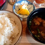 食房 猫男爵 - 定食の味噌汁、漬物、ご飯(おかわりできます)