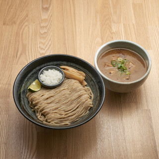 蕎麦と見まごう、長野県産の全粒粉を使ったオリジナルの細麺