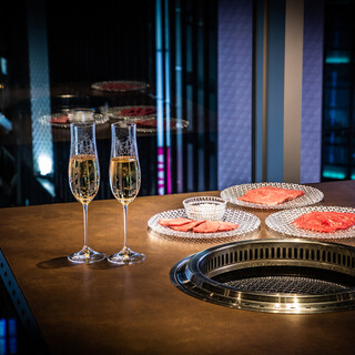 "Stylish Atmosphere: Enjoy the Night View of Shinjuku from the Glass-Enclosed Top Floor."