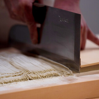 季節の蕎麦を厳選仕入、石臼で挽いた粉を熟練の職人が手打ち