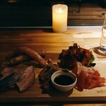 海とお肉のバル かるねーじゅ - ローソクの向こうは海