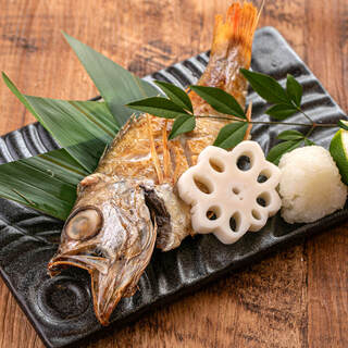 以黑鲷为首的鰤鱼、氷见牛以及应季食材制作的创意料理是我们的骄傲。