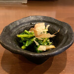 旬菜・鮮魚 居酒屋 徳ちゃん - お通し(春菊のお浸し)