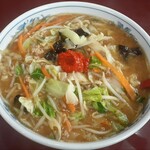 大蔵食堂 - から味噌を混ぜる前にスープをゴクリ‥混ぜると辛さで味が…。
こりゃ普通のみそラーメンの方が旨い！かな‥