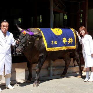 京丹波平井牛A-5黑毛和牛的烤牛肉是引以為豪的一盤◎