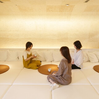 足を伸ばせるベット席と普段使いもできるテーブル席をご用意