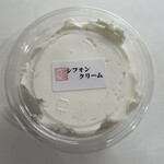 鎌倉しふぉん - たっぷりの生クリーム。330円。