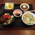 さくら食堂 - 焼き鳥丼定食490円　鶏肉ジュウシー焼き鳥丼と沖縄そば、サラダにぜんざいが付いてこの値段