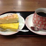 さくら食堂 - ケーキセット380円　ホットひと息、頑張ったあなたにご褒美として手作りケーキのセットです。レアチーズケーキとカボチャケーキ2個付いてお得感たっぷり