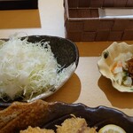 とんかつ みそ家 - キャベツと漬物2種　
お代わりはご飯、お味噌汁、キャベツ、漬物も！
可能なんだよねえ！