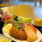 晩や食堂 - グラタンコロッケ　サーモンバター焼　メロン　とうもろこし　サラダ