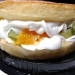 もちもち小麦のスイーツ＆カフェ 魔法庵 - 「オレンジとキウイのイロドリバーガー」。