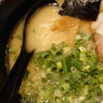 久留米ラーメン 初代 よかろうもん - 左サイド