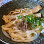 炉端と日本酒 魚丸 - ごぼ天肉うどん(¥680)