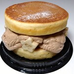 Mochimochi Komugi no Sweets & Cafe Mahou An - 「甘さを控えたチョコクリームとバナナまるごとバーガー 」。