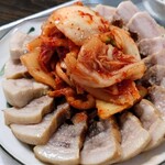 タイキ - ゆで豚　凄く多い！肉の感じは変な癖は煮ているので感じないけれど、多少クスリっぽい味わいがした。この脂身はこれだけ大量にあるとキツい！このお店を出たあとコンビニでアイスコーヒー買って口直しした