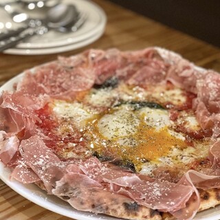 石窯で焼き上げるpizzaが当店の名物料理です‼️
