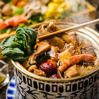 キノコの旨味が凝縮された秘伝のブラックスープ