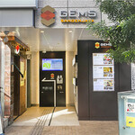 富士屋本店グリルバー - GEMSの看板が目印のビル入口