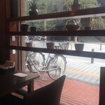 十割蕎麦 鴨料理 ならや - 座席は外を向いている