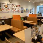 長崎ちゃんぽん たかみ - 店内明るく清潔で感染予防対策も万全です。