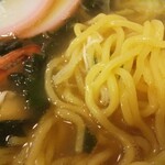 陣 - 麺は中太の縮れ。スープ絡み良し！