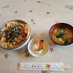 Coffee & Restaurant Cherry - カツ丼（みそ汁，漬物付き）